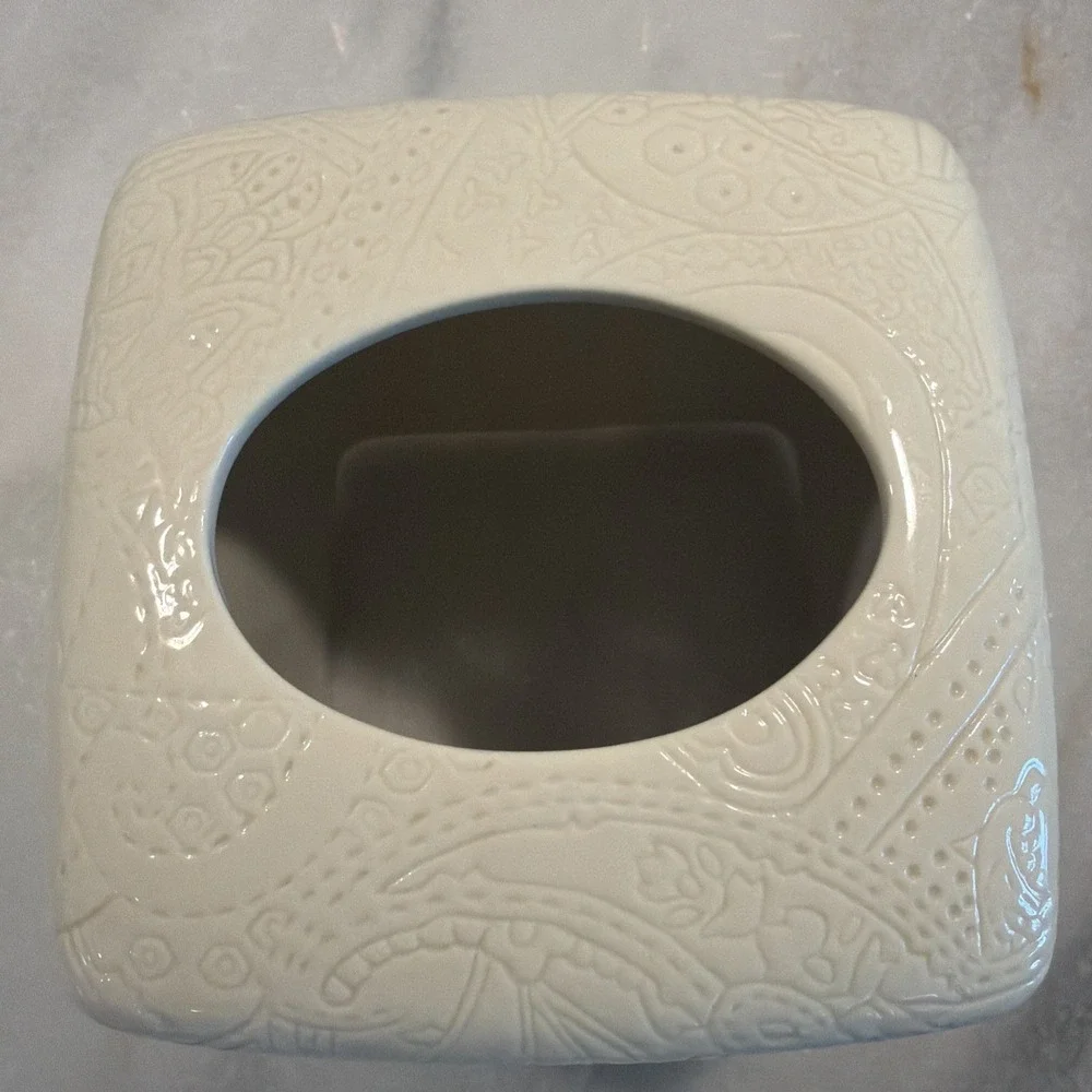 Croscill Home  Dover Manor  Porcelain  Tissue Box Cover ‎ 6